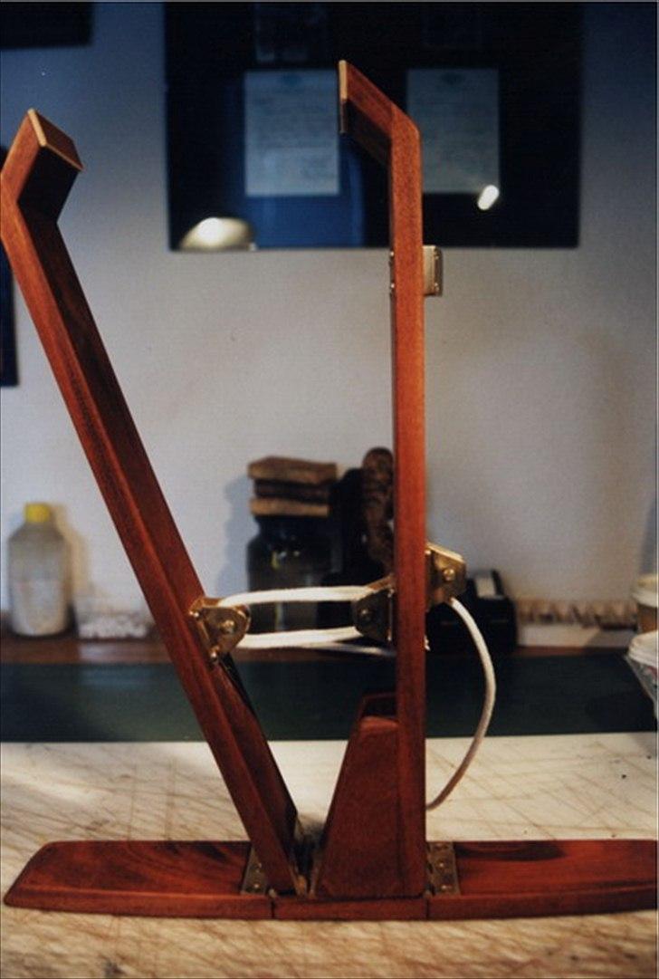 Min anden hobby 1. Læder værktøj  - Jeg har set mange måder og systemer til at klemme kloen sammen om det man syr på, pedaler man skal træde på, skruer man skal stramme osv.
Jeg har valgt en måde som lige så godt kunne stamme fra et skib, med et spil og en line som nedgearing.
 billede 20