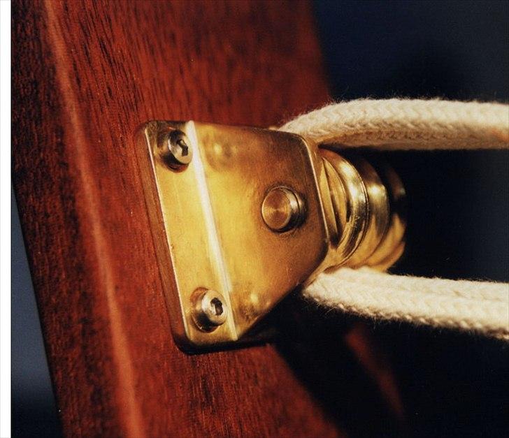 Min anden hobby 1. Læder værktøj  - Hjulene til spilet har jeg drejet ud i messing med et leje af stål.
Siderne til spilet er af 3mm messing plade som er sølv loddet sammen, og skruerne er 4mm rustfrit stål.
Møtrikkerne har jeg lavet af messing og er forsænket ned i træet.
 billede 21