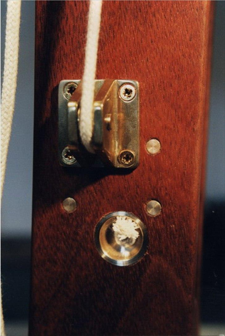 Min anden hobby 1. Læder værktøj  - Den ene ende af linen til spilet er fastgjort i en kop af messing der selvfølgelig også er forsænket ned i træet.
Den anden ende kommer ud igennem et hul og rundt om et udvendigt hjul.
 billede 22