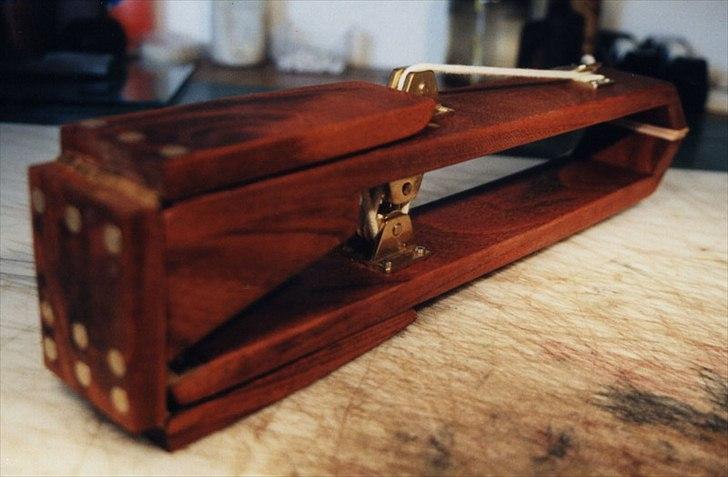 Min anden hobby 1. Læder værktøj  - Syhæste er en sammenklappelig rejsemodel som endelig mest er til at vise frem selvom den faktisk virker ret godt.
Derfor er alt på den også lavet af messing og mørkt Marhony træ som giver en flot rødbrun farve selvom den kun har fået lindolie.
 billede 24