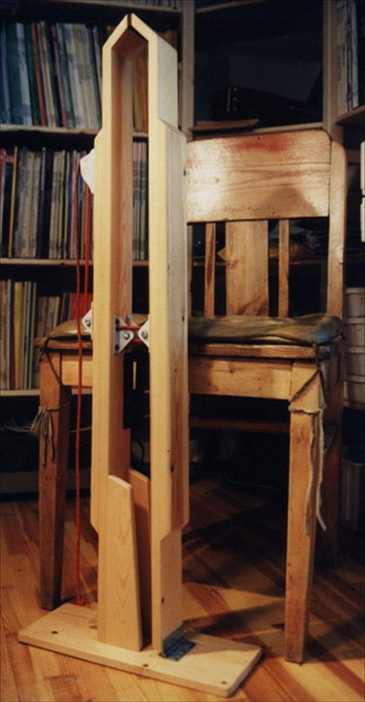 Min anden hobby 1. Læder værktøj  - Jeg har selvfølgelig også en noget støre model i almindelig fyrretræ som kan sættes fast til min arbejdsstol.
Den virker på samme måde og efter samme system.
 billede 25