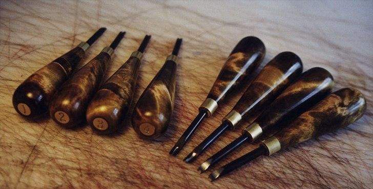 Min anden hobby 1. Læder værktøj  - Kantskærer er også noget alle har prøvet at bruge, men de Kantskærer man kan købe i dag er af en meget dårlig kvalitet så de ikke kan blive rigtige skarpe.
Det er selvfølgelig ikke noget der stopper mig, selvom jeg ikke kendte noget til hærdning og behandling af stål så det ikke ruster, samt en del andre problemer jeg løb ind i med dette lille projekt.
Skærene er af værktøjs stål, Skæfterne er Birke træ taget helt nede ved roden, som er blevet farvet og fået træ olie og poleret op med Kanaubavoks.
Numrene på enden af Skæfterne har jeg støbt op i messing.
 billede 26