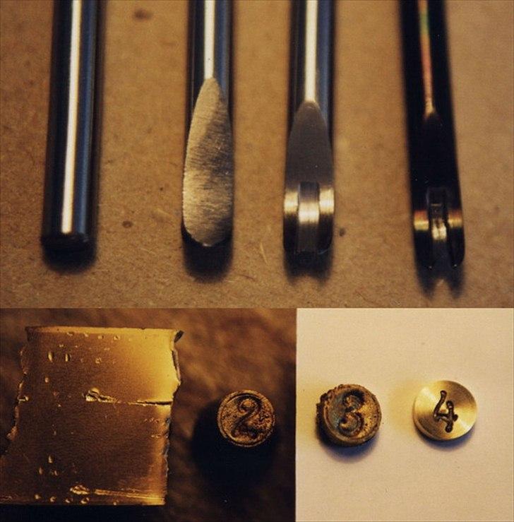 Min anden hobby 1. Læder værktøj  - At lave skærene var faktisk ikke så svært som jeg troede, det var faktisk mere et spørgsmål om at justere min lille drejebænk op så jeg kunne lave den lille skære rille, resten kunne laves med en almindelig fil.
Hærdningen af stålet er heler ikke svært, det er bare at varme stålet op til det mister sin magnetiske evne, og så køle det af i noget olie.

Numrene der skal side for enden af hæfterne var til gengæld et problem.
Efter en masse forsøg, endte det dog med at jeg hakkede et nummer i en rund skive læder som jeg tog en afstøbning af, og så støbte op i messing.
Det kostede mig over 3000kr til nyt værktøj (legetøj) men det var det værd, de numre blev faktisk ret gode.
Resten af Kantskærerne kostede mig 70kr at lave ;-)
 billede 27