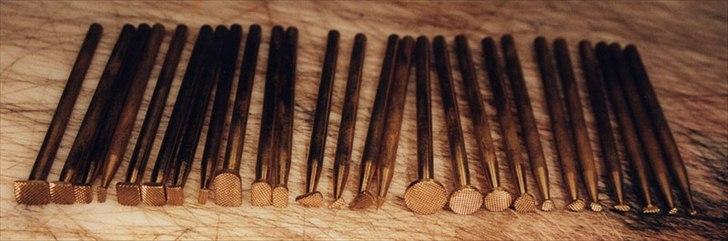 Min anden hobby 1. Læder værktøj  - Punsler.
Punsler er der ikke mange billeder i, men det er faktisk de vigtigste stykker værktøj jeg har lavet og det er også dem der har givet største problemer.
Ikke fordi de er specielt svære at lave, men fordi det kræver at man selv har en kolossal erfaring i læderpunsling til at man overhovedet kan lave dem.

Punsler bliver brugt til at forme billeder og motiver i læderet, og bliver regnet for at være den sværeste form for læderarbejde man kan kaste sig ud i, men det er også den mest prestige givende gren af læder verden, så der er mange der prøver, og det ser sku´ også godt ud hvis man kan.

Mine Punsler er selvfølgelig også lavet i messing, og jeg tror jeg efterhånden har lavet omkring eller lidt over 1500 stykker af den og kasseret de fleste af dem.
Jeg har nok omkring 400 tilbage som er faldet i god jord ;-)
 billede 28