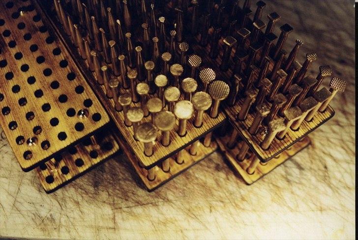 Min anden hobby 1. Læder værktøj  - Punsler holder.
Mange Punsler er en god ting, hvis der er styr på dem, så en god Punsler holder er en nødvendighed når man begynder at ha´ mange Punsler.
Problemet med de Punsler holder man kan købe, er at de skal være ret solide for at kunne holde til 5–6 kg Punsler som man hele tiden roder rundt i.
Så de fleste Punsler holder er selv ret tunge, og samt med ca. 400 Punsler kommer den samlede vægt hurtigt op på 20-25kg, lidt for tungt til en skrivebords skuffe.
 billede 29