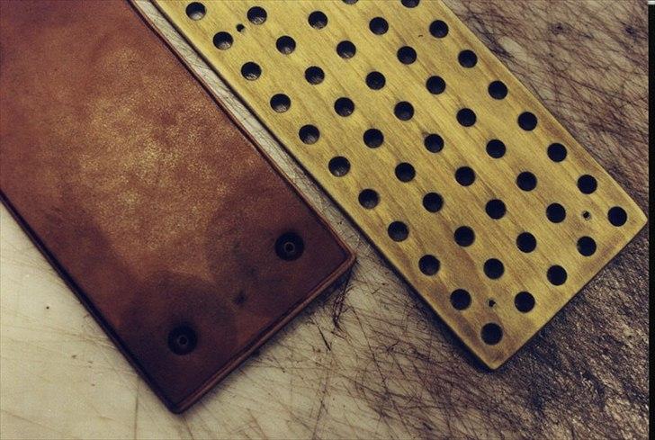 Min anden hobby 1. Læder værktøj  - Derfor har jeg lavet mine egne letvægts Punsler holder af 6mm linet træ som har den evne at det er temmelig svært at få til at flække.
Punsler holder består faktisk kun af to plader der er fulde af huller, og hvor der er limet et stykke læder på den nederste plade som bund så Punslerne ikke rasler hele vejen igennem Punsler holder.
 billede 30