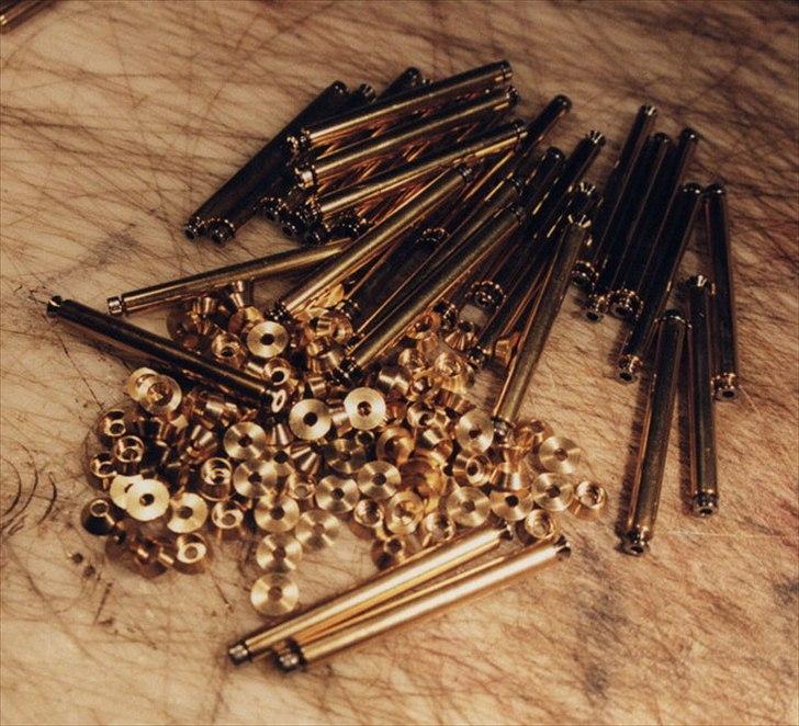 Min anden hobby 1. Læder værktøj  - Til at holde de to plader et stykke fra hinanden, har jeg lavet en masse afstands stykker med ende stykker af messing som fordeler trykket på et støre flade af træet så Punsler holder ikke klapper sammen under vægten.
Den samlede vægt Punsler og Punsler holder er nu nede på godt 16kg, noget bedre end 25kg.
 billede 31