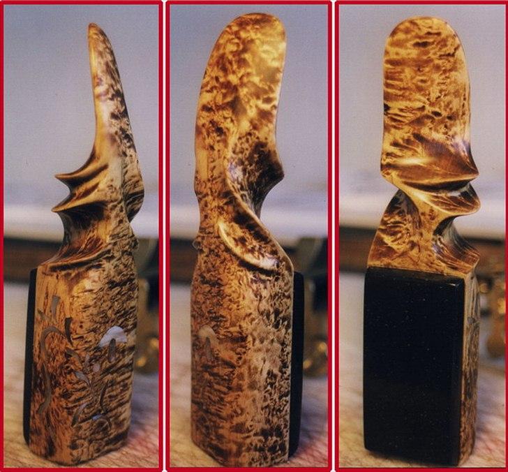 Min anden hobby 1. Læder værktøj  - Punsel hammer.
Normalt sætter jeg denne Punsel hammer foran folk og spørger ”Hvad er dette”, og det er de mest besynderlige ting der bliver gættet på ;-)
Men forklaringen er meget enkelt den, at med en almindelig hammer med rundt skaft vil hammer hovedet dreje sig hvis man rammer lidt skævt, og vride Punslen ud til siden, så det man er i gang med bliver ødelagt.

Denne Punsel hammer har et fladt skaft som er tilpasset min hånd så den ikke kan dreje sig selvom jeg rammer skævt på Punslen og praktisk talt ikke holder fast på hammeren.
Den Punsel hammer har sparet mig for en hel del småfejl og brølere, noget der er vigtigt når man arbejder med læder på et højt plan, fejl og skader kan nemlig ikke rettes, men bliver ved med at kunne ses selv når motivet er færdigt.

Punsel hammeren er lavet af Massurbirk med et slaglag af 12mm termoplast, træet er farvet, slebet og behandlet med træolie og poleret op med Kanaubavoks
 billede 32