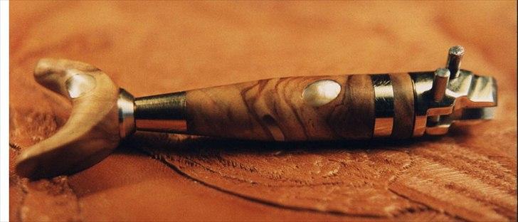 Min anden hobby 1. Læder værktøj  - Dobbelt skærende SwiwelKniv.
Dette er ikke et stykke værktøj som man ser hver dag, dem af jer der har prøvet at punsle kender godt en almindelig SwiwelKniv med et enkelt blad på.
Men denne kan skærer to linjer på en gang.
 billede 33