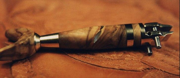 Min anden hobby 1. Læder værktøj  - Denne dobbelt skærende SwiwelKniv. Er lavet af messing, oliven træ og rustfrit stål.
I skæftet er der også nedfældet små stykker perlemor som får den til at glimte i skarpt lys.
 billede 34