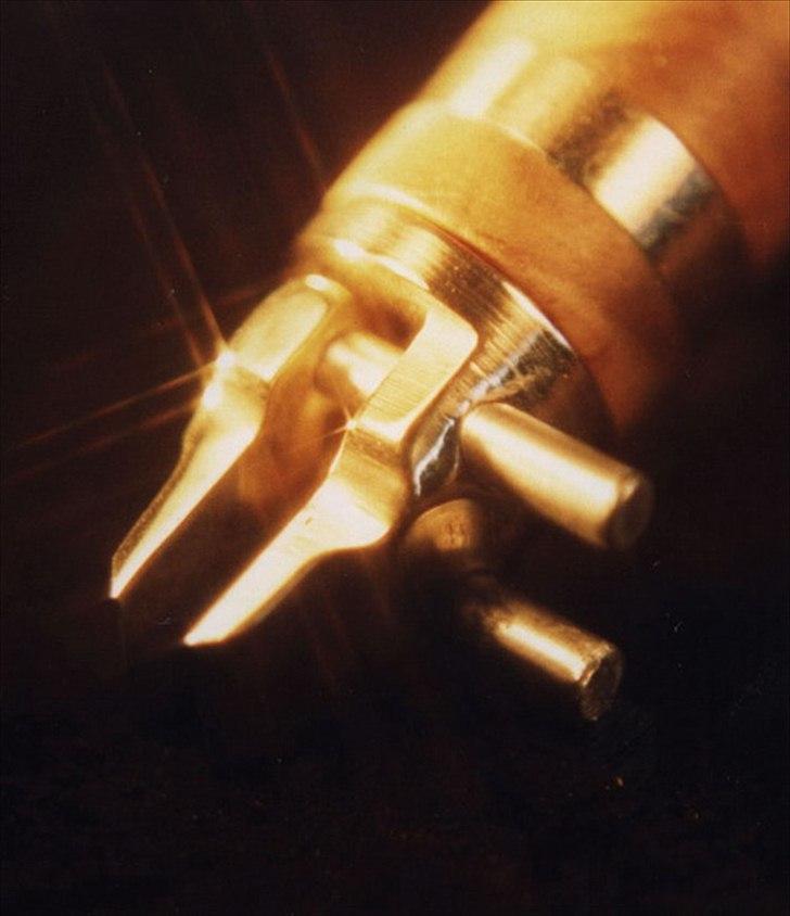 Min anden hobby 1. Læder værktøj  - Selve bladet er af messing med et 1mm tyndt stykke knivs stål indlagt som knivsæg.
Den ene side af bladet kan reguleres i afstand ved hjælp af to 3mm stænger af hærdet stål.
 billede 35