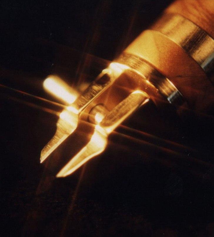 Min anden hobby 1. Læder værktøj  - Som kan spændes fast med en lille pinol skrue i den anden del af bladet ;-)
Jeg blev nød til at lave denne SwiwelKniv fordi jeg skulle skærer en fan…. Masse tynde linjer i et projekt jeg var i gang med.

SwiwelKnivens æg er lavet sådan at den kun kan skære et par mm ned i læderet så der kommer to riller i læderet tæt ved siden af hinanden.
Man kan så banke/trykke læderet sammen på den ene side af hver rille, så det læder der er imellem rillerne kommer til at stå som en forhøjning.

Svært at forklare, nemt at vise ;-)
 billede 36