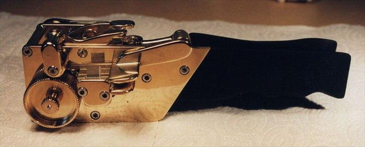 Min anden hobby 1. Læder værktøj  - Piske Remskærer.
Endnu en Remskærer der er så specialiseret at jeg ikke tror i har set noget der minder om det her før ;-)
Skal man flette en lang pisk af den type som er 6 meter lang og som man ellers kun ser på film, skal man bruge 8 strimler læder som starter med at være 20mm brede og ender ud i 5mm efter 6,5m.

Glem alt om at måle det ud med en skolelineal, kan man bare ikke.
Mest fordi at der ikke er en ko der er 7m lang, så man bliver nød til at skærer strimlerne ud af et rundt stykke læder.  
 billede 37