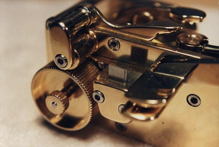 Min anden hobby 1. Læder værktøj  - Til det skal man bruge en Remskærer man kan regulere hen af vejen, eller endnu bedre, en Remskærer der selv søger for at den rem man skærer bliver smallere efterhånden som man skærer den ;-)

Kniven som skærer i læderet, sider på en slæde imellem ”styret” og trækhjulet.
Trækhjulet er det store hjul med tænder lige under spændehjulet som holder læderet ned imod trækhjulet.

 billede 38