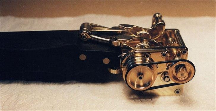 Min anden hobby 1. Læder værktøj  - Trækhjulet er forbundet via en dobbelt gearkasse med den slæde som kniven sider på, så kniven langsomt bliver trukket ind efterhånden som man skærer remmen. billede 39