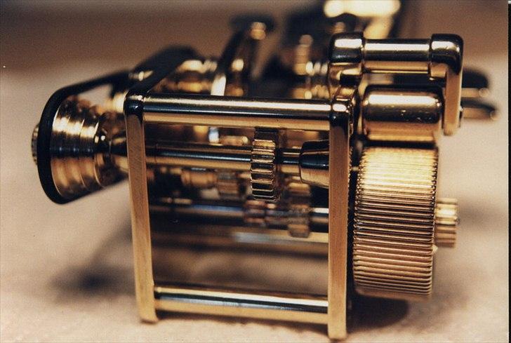 Min anden hobby 1. Læder værktøj  - Midt imellem trækhjulet og remgearet, sider der en to trins tandhjuls gearkasse som kan doble remgearinen.
Dvs. at der er i alt 10 gear i min lille Remskærer ;-)
 billede 41