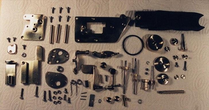 Min anden hobby 1. Læder værktøj  - Her ser i min Remskærer i løsdele ;-)
Alt er hjemmelavet i messing, stål og mørkt palisander træ der selvfølgelig også har fået træ olie og poleret op med Kanaubavoks.

Det var lidt af et arbejde at lave den, og jeg er ikke fri af at være lidt stolt over at jeg har kunne lave den med det lidt primitive værktøj jeg rådet over den gang ;-)
 billede 42