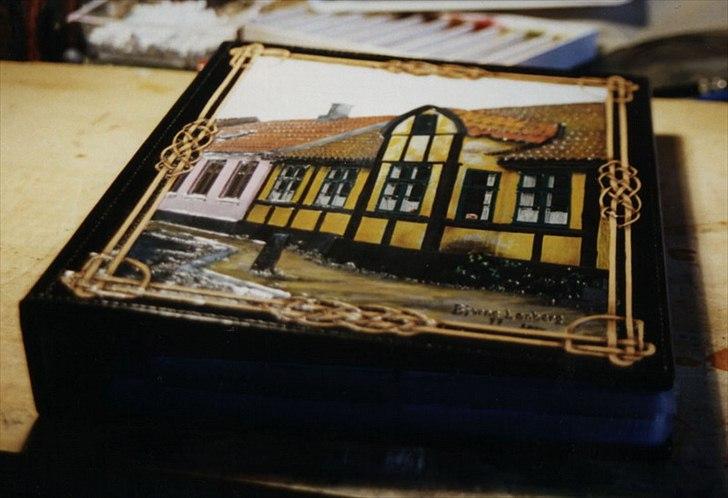 Min anden hobby 3, Læder Billeder - Foto ringbind.
Denne Foto ringbind er noget af det første jeg har vist frem til folk der har tjek på læderarbejde, jeg tog kort fortalt en tur fra Bornholm til Randers i Jylland for at vise mine ting frem i den butik ”Læderiet” hvor jeg har købt de lærebøger som jeg har arbejdet ud fra.

De roste mine ting i høje ord, og spurte mig om, om jeg eventuelt godt kunne tænke mig at deltage i en læder konkurrence.
Det ville jeg da gerne, for det er jo en rigtig god chance for at møde andre folk med de samme interesser som mig.
Her skal det siges at jeg indtil det tidspunkt ikke har mødt andre der punslet i læder før, så den chance ville jeg ikke lade gå fra mig.
Derfor sa´ jeg at de bare kunne tilmelde mig hvis sådan en læder konkurrence skulle dukke op, og så sende mig papirerne, så skulle jeg nok stille op ;-)

Ja, jeg ved godt at det nok var lige vovemodigt nok, men jeg tænkte at det værste der kunne ske var at jeg ville få en masse bank i et Danmarks mesterskab eller sådan noget ;-)
Og at jeg altid kunne undskylde mig med at jeg var begynder og har kun arbejdet i læder i godt 2 år på det tidspunkt, udover det mente jeg at mine ting var i så høj kvalitet at jeg da ikke ville falde helt igennem.

Jeg tog fejl på praktisk talt alle punkter ;-) men det skal jeg nok fortælle mere om, efter dette Foto ringbind.
 billede 2