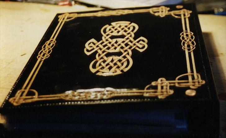 Min anden hobby 3, Læder Billeder - Dette Foto ringbind er lavet af 3mm læder forstærket med 2,5mm bogbinder pap.
Bagsiden er dekoreret med lidt keltisk knudeværk som ser godt ud, hvis man ikke lige kan finde på andet man kan lave ;-)
 billede 3