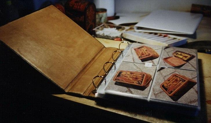 Min anden hobby 3, Læder Billeder - Inden i mappen, har jeg foret den med lysebrunt ruskind, og jeg har nittet en ringbøjle som jeg har hugget fra et gammelt ringbind på med to kobber nitter billede 4