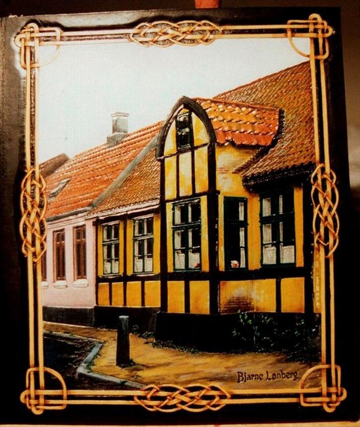 Min anden hobby 3, Læder Billeder - Motivet er fra Rønne på Bornholm et par gader fra hvor mit eget hus lå.
Det er et lidt specielt hus, der kaldes ”Karnap huset”, 
Huset er delvis bygget af driv tømmer som man tydeligt kan se på Karnappens tag, her er tømret nemlig taget fra bunden af en fiskerbåd ;-)
 billede 5