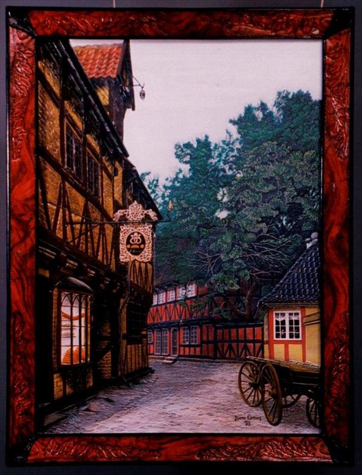 Min anden hobby 3, Læder Billeder - Læder billede, Den gamle by i Århus.
Et halvt år efter min tur til Randers, sendte Læderiet mig et brev med tilmeldings papir til en konkurrence med en seddel clipset fast hvor der stod ”Vi har tilmeldt dig ;-)”.
Min første tanke var ”Hvis det er et Danmarks mesterskab eller sådan noget, hvorfor skiver de så brevet på Engelsk og Japansk”.

Det tog faktisk et stykke tid før jeg fattede at jeg var tilmeldt til noget ”Internationalt et eller andet” og ikke noget lokalt.
”The 12th Japan Internationa Leather Art Forum 1998”.
Der var 5 klasser man kunne deltage i, så jeg skrev mig ind i den klasse jeg selv mente jeg var bedst til, ”Billedlig punsling”.

Kort sagt, Jeg gik totalt i panik, og begyndte på dette projekt fra Den gamle by i Århus.
Her skal det siges, at dette projekt var 4 gange større end det største billede jeg før har lavet, og mange gange mere avanceret.
Med andre ord, det jeg troede ”Var det værste der kunne ske” lignede nu den rene børnehave ;-)
 billede 8