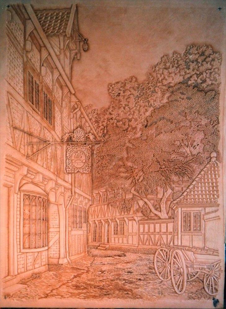 Min anden hobby 3, Læder Billeder - Her er billedet før der kom farver på, før jeg gik i gang med dette projekt, troede jeg at man kunne punsle alt med de punsler man kunne købe i butikkerne, men det er langt fra rigtigt.
Jeg løb ind i det ene problem efter det andet, blandt andet med murstenene, brostenene, teglsten og træet i baggrunden.

Så udover at punsle på dette billede, lavede jeg værktøj sideløbende, I alt 47 stykker værktøj samt en hel del nye arbejdsteknikker som lige skulle afprøves for at se om de virkede før de blev brugt på billedet.
Alt i alt et kæmpe arbejde og en masse forsøg i en størrelsesorden jeg slet ikke kunne overskue på det tidspunkt.
 billede 9