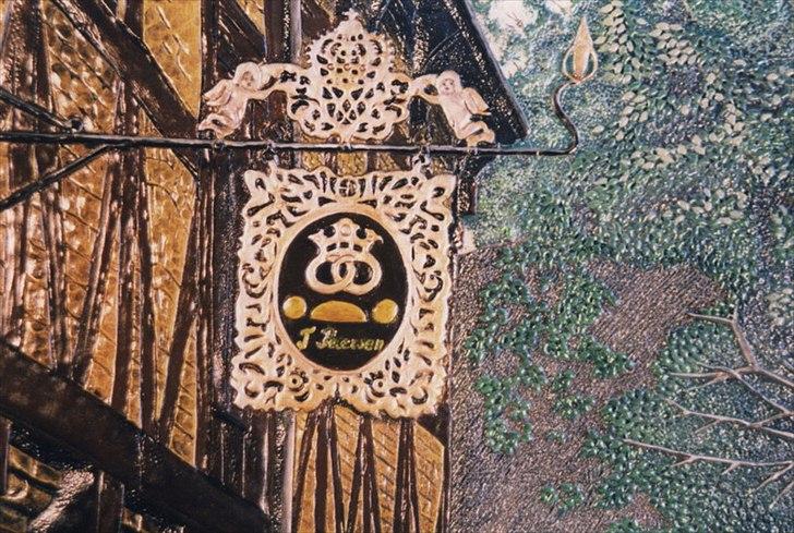 Min anden hobby 3, Læder Billeder - Hele billedet er ikke mere end 50 x 60 cm oh Bager skiltet her er lige omkring 5 cm, virkelig noget småtteri når det drejer sig om læder.
Men det kan lade sig gøre at lave, hvis man altså først lige laver et par stykker værktøj.

Men nu da jeg var noget så langt at jeg umuligt kunne nå at lave noget andet, fandt jeg efterhånden ud af, at det ikke bare var et eller andet ”Internationalt noget”.
Men ”Japan Internationa leather Art Forum”.faktisk var det største og mest prestige givende Internationale mesterskab i verden, og man kunne godt sige at det lage et vist pres på en allerede hårdt presset mand (mig ;-)

 billede 10