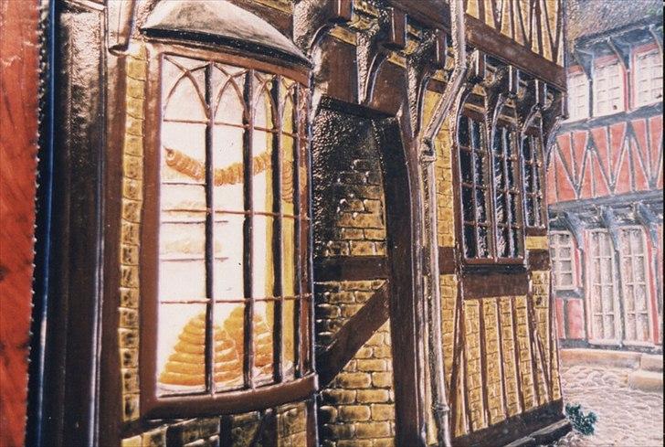 Min anden hobby 3, Læder Billeder - Et andet problem var dette buevindue.
Det der er svært er at man skal få vinduet til at se spinkelt ud. Med lange lige og tynde streger.
Tynde streger er svære at lave fordi man skal skærer en lille rille på hver side af den tynde streg, for så at banke lædret ned på hver side af stregen, og skærer man bare en halv millimeter skævt, kan man godt opgive at lave det billede færdigt, man kan nemlig ikke rette op på noget.

 billede 11