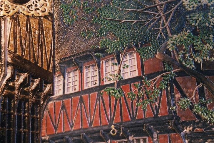 Min anden hobby 3, Læder Billeder - Igen flere vinduer ;-) men nu så langt væk i perspektivet at de reelt kun er ca 15mm høje. Og det er med sprosser, gardiner og det hele.
Noget være pille arbejde ;-)

Dem der har læst det hele fra en ende af, vil sikket grine af, at jeg som total debutant, stillede op til noget der ligger meget tæt op af et rigtigt verdens mesterskab.
Og for det ikke skal være løgn, i den hårdeste klasse hvor alle de største navne inden for læderkunst tumler rundt for at vise hvad de kan.
Det kunne jeg ha´ sagt mig selv, klassen ”Billedlig punsling”, stod under A, og nok ikke uden grund.

Men det gik faktisk ret godt, jeg fik en 3 plads, og er også den første og stadig den eneste der inden for EU der har vundet pladser i det mesterskab.
Og det at jeg var debutant og totalt ukendt, sendte chok bølger igennem de Internationale kredse.
Jeg håber sku´ at de følte bare lidt af den panik jeg selv gik igennem da jeg lavede dette billede ;-)
 billede 15