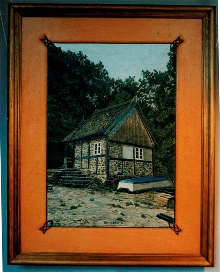 Min anden hobby 3, Læder Billeder - Hellig per havnehus.
Efter et par måneders rekreation, lavede jeg dette billede fra ”Hellig per” på Boenholm.
Det er kun halvt så stort som det af  ”Den gamle by i Århus”, men til gengæld har jeg her fået mere styr på farver og de nylærte teknikker, så det er af en højere kvalitet ;-)
 billede 16