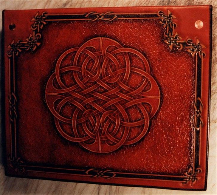 Min anden hobby 3, Læder Billeder - På bagsiden er der lidt knude værk som jeg har farvelagt med narvsværte i farver der ligger tæt op af hinanden så kontrasten ikke blev for stor. billede 21