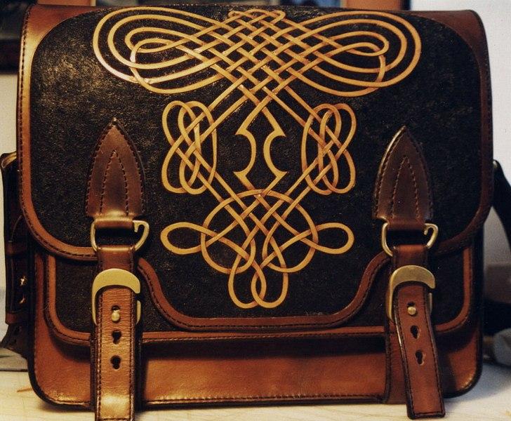 Min anden hobby 3, Læder Billeder - Min Mors Taske.
Af andre eksperimenter jeg har rodet med, er denne taske.
Alt hvad der er af metal på denne taske har jeg støbt i messing, så spænder og D ringe kan i godt opgive at finde ude på markedet.
For der findes kun det her der sider på denne taske ;-)
 billede 24