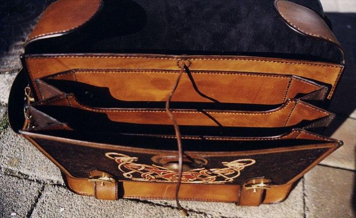 Min anden hobby 3, Læder Billeder - Her ser man ned i lommen, som er inddelt i 3 rum så man kan holde løse papir og mapper fra hinanden, og så det er nemt at få fat i. billede 26