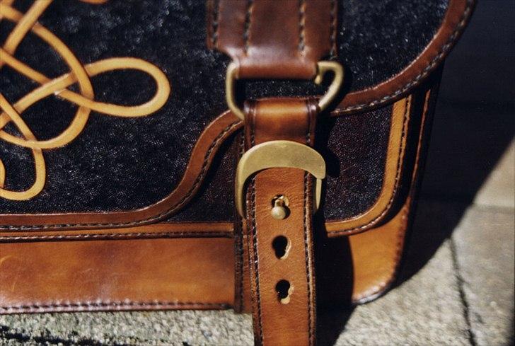 Min anden hobby 3, Læder Billeder - Et andet forsøg, er selve lukningen af tasken.
Spændet som jeg har støbt i messing, er lavet sådan at man bare skal hive lidt ud i remmen og dreje den ud til siden, så er tasken åben.
Også et forsøg der faldt godt ud.

Jeg har også afprøvet et par sy metoder som ville kunne sætte grå hår i hoved på enhver læder ekspert der forsøger at finde ud af hvordan jeg har syet det.
Det er skide skægt at se en ekspert falde fra hinanden når de erkender at de står på bar bund ;-) 
Men det er noget for nørder, så det er ikke noget jeg vil vise her.
 billede 27