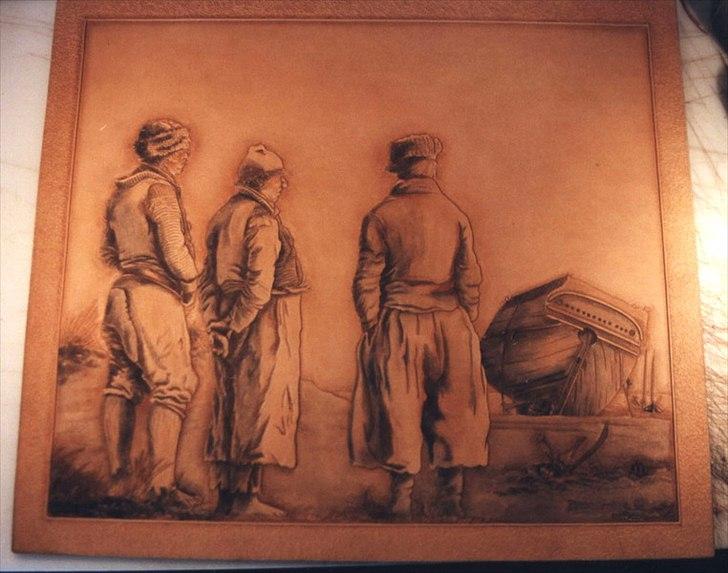 Min anden hobby 3, Læder Billeder - Fiskerne.
Jeg har vist nogle af mine billeder med farver på, men man kan også lave dan slags i sort/hvid, eller man skulle nok nærmere kalde det brune nuancer ;-)
Det er mere noget folk kan kapere som værende læderarbejde ;-)
For når der er farver på læderarbejde, melder mange pas ;-)
 billede 28