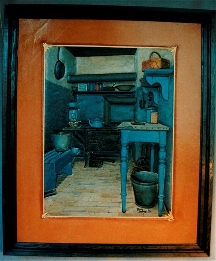Min anden hobby 3, Læder Billeder - Det gamle køkken.
Og så til det næste ”Internationalt et eller andet” ;-)
Denne gang var det ” Leather 2000” som forgik i Holland, og som ikke var et mesterskab, men mere en 3 dages Kongres hvor man (hvis man er dygtig nok) kan udstille flere af sine ting/læderarbejder i en lille stand man får stilet til rådighed.
Der var kun ca 70 stande, og over 200 af verdens bedste lædermagere der gerne ville vise hvad de kunne.

Men jeg fik fat i en stand, og manglede nu kun noget at hænge op i den stand.
Ok jeg stod da ikke helt på bar bund, men ville gerne ha´ noget nyt med til sådan en Kongres, så jeg punslede blandt andet dette billede af et gammelt køkken fra ”Greve Hospital”, Frilands museet i Lyngby.
Valget er ikke tilfældigt, min familie stammer fra Greve landsby.
 billede 29