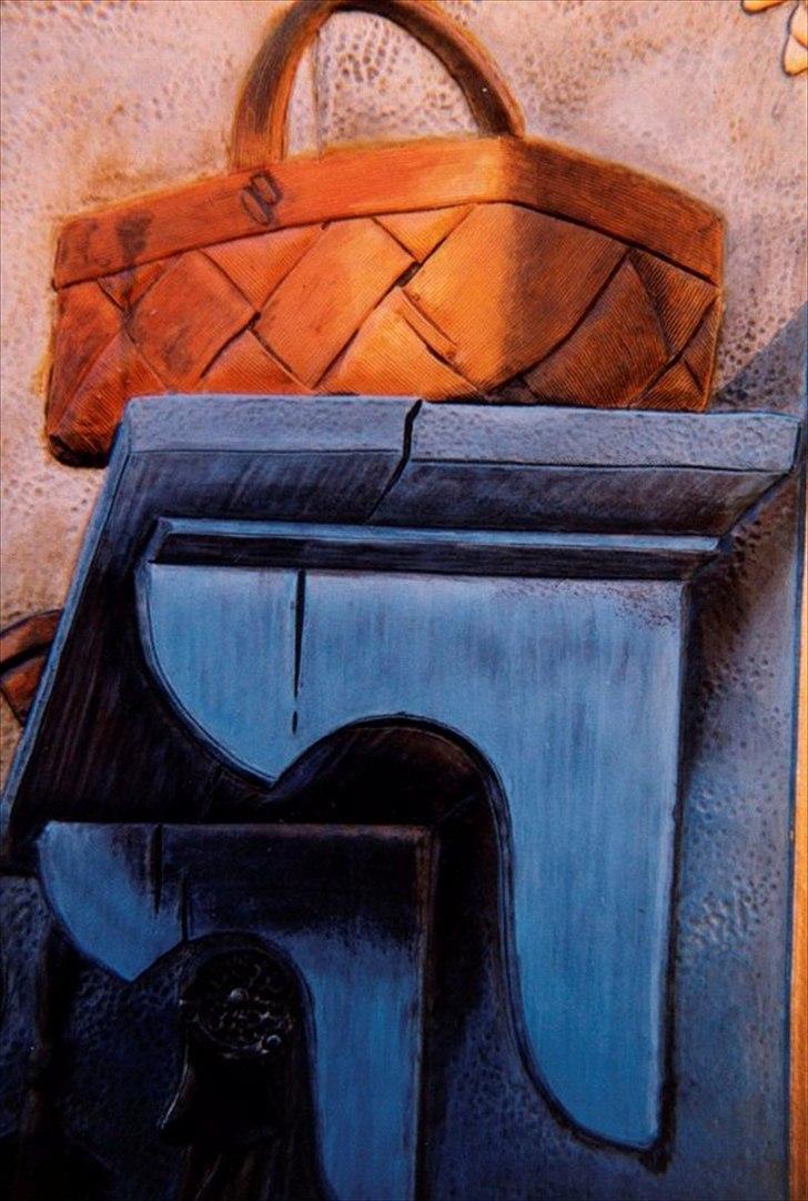 Min anden hobby 3, Læder Billeder - Jeg valgte også dette motiv, fordi der er flere ting jeg kunne genkende fra min egen barndom.
Blandt andet den spånkurven som stadig bliver solgt i dag, og den hylde den står på, men også bordet som står neden under hylden har vi haft stående der hjemme.
 billede 30