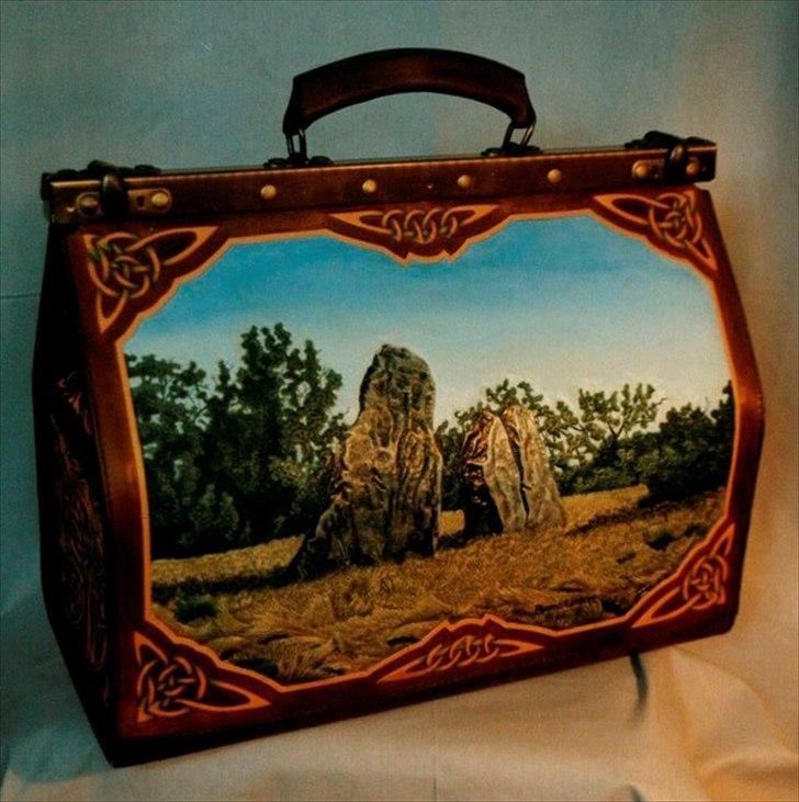 Min anden hobby 3, Læder Billeder - En anden ting jeg lavede til ” Leather 2000” var en værktøjs taske til at transportere mit værktøj i.
Hæ Hæ det gælder om at vise sig på så mange punkter som det nu kan lade sig gøre når man ikke har så meget plads at gøre godt med.
Og da jeg skulle med tog ned til Holland, var det vigtigt at alt hvad kunne få med sig var af højeste kvalitet.

Motivet på denne side af tasken, er fra et område der ligger op af en vej kaldet Stenbakkevej.
Det lå godt 5 km fra mit hus.
 billede 32