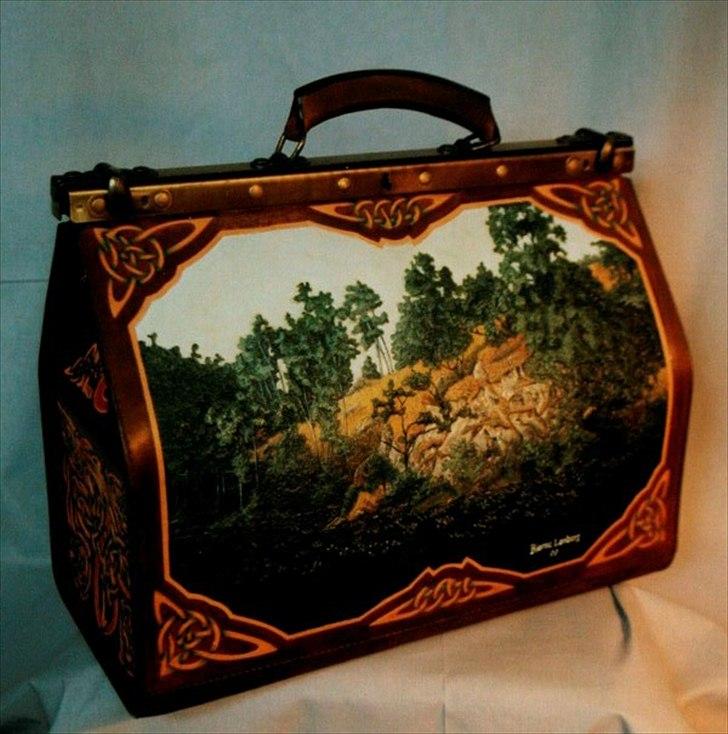 Min anden hobby 3, Læder Billeder - Motivet på denne side af tasken, er fra ”Hammer sø” ca 15 km fra hvor jeg boede.
Hammer sø er meget dyb og vild, der er ikke rigtigt nogen der ved hvad der er i den så, så der går hårdnakkede rygter om en art sumpskilpadde som skulle ha´ overlevet istiden, var der nogen der nævnte ”Loch Ness” ;-) 

Tasken med mit hjemme fusk værktøj var helt klart en god ide.
For når man er til sådan en Kongres, kan man nemlig tillade sig at tage værktøjs tasken med ind i hotellets bar for at diskutere fagkundskab med de andre lædermager.
 billede 33