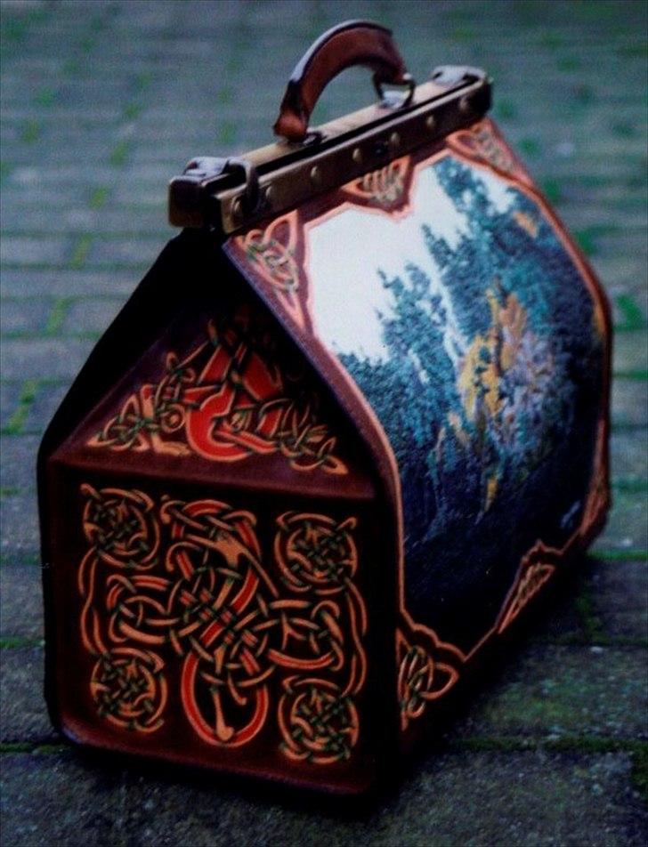 Min anden hobby 3, Læder Billeder - Enderne af tasken er der punslet knudeværk som på det meste af mine værktøjs æsker, så passer det bedre sammen.

Allerede kl 18,00 hvor jeg ankom til Hotellets bar var der prop fuldt, jeg vil skyde på at der var imellem 150 og 200 mennesker i lokalet, og Hotellets oprindelige gæster var nærmest trykket op af den ene væg og måtte nikke og smile når de fik fremvist et stykke læderarbejde af særlig god kvalitet.
Det er noget der er sjældent at se på et femstjernet hotel ;-)
 billede 34