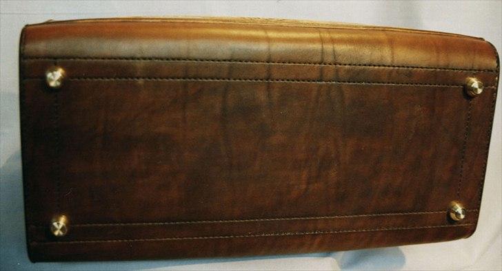 Min anden hobby 3, Læder Billeder - I bunden af tasken, har jeg drejet 4 føder af messing, så jeg ikke skraber læderet op når jeg stiller den fra mig op asfalten.

Pyntede lædermager ser ikke ud som andre folk, der er de Skindene Cowboys, Avancerede Hippier og Polerede Rockere, alt i læder selvfølgelig og i alle mulige farve ;-)
Og så var der dem der ligger midt i det hele, som f.eks mig.
 billede 35