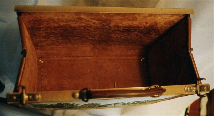 Min anden hobby 3, Læder Billeder - Inden i, har jeg foret tasken med rødbrunt ruskind som er noget lysere end den nøddebrune farve som tasken ellers er farvet med.
Kort sagt tror jeg ikke der er mange der har en så flot værktøjs taske som jeg har ;-)

Et andet fælles træk ved lædermager, er at de deltager i de samme Kongresser så de fleste kender hinanden og ved hvad de andre laver af ting, med en undtagelse, de kendte ikke mig og viste ikke hvad jeg kunne.
De kendte jo kun det ene bilede som jeg deltog med til det ”Japan Internationa Leather Art Forum” så de var pisse nysgerrige efter at finde ud af noget mere om den der starut som ingen viste noget om ;-)
 billede 36