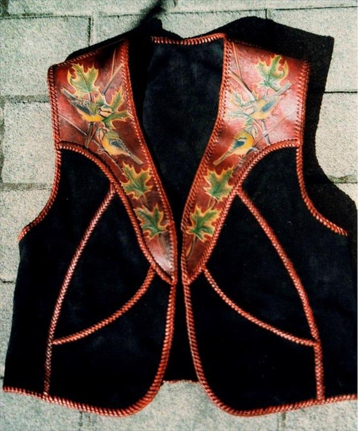 Min anden hobby 3, Læder Billeder - Af en lædermager at være, er jeg lige som de andre, jeg skulle også Pyntes op og fik derfor en genial ide om at lave en vest som jeg kunne ha´ på.
Jeg tror ikke der var flere end 4 eller 5 ud af 200 der ikke fik den samme geniale ide ;-)

Nå, jeg troppede op i hotellets bar i min nye vest, og nåede knap nok at bestille en cider før jeg blev inviteret ned til det dyre bord hvor alle spidserne sad, dem som jeg før kun hade set billeder af.
Efter en præsentation hele bordet rundt, måtte jeg vise ting frem .

Mine værktøjsæsker gik fra hånd til hånd, og over til de andre borde hvor det forsatte rundt til jeg ikke kunne se det mere.
Jeg sad og blev mere og mere nervøs over om jeg nogen sinde så mit værktøj igen.
 billede 37