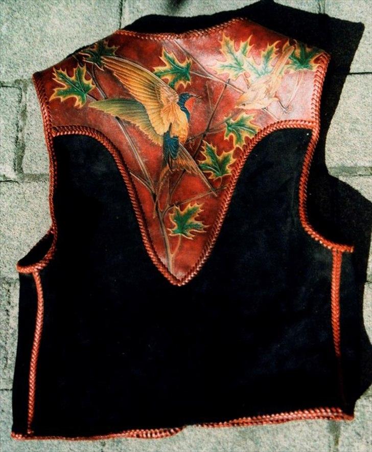 Min anden hobby 3, Læder Billeder - Vesten er lavet af kraftigt sort spalt med et lag af 1,2mm punslet læder på ryg, skuldre og forstykker.
Alt er snøret sammen med 0,8 x 2,5mm læder snører som jeg skar på min hjemme fusk Snøreskærer.

Kort sagt forsvandt alt mit værktøj og min taske ud i alle retninger, for en gang imellem at komme tilbage til mig, for derefter at tage en tur til et andet bord.
Det tog ca 6 timer før jeg fik alt mit værktøj tilbage igen, og ikke en stump manglede, alt var der.

Til gengæld blev konvolutten med fotografier af mine ting, som jeg indsendte sammen med tilmeldingen, hugget på under 15 sekunder da jeg fik den tilbage fra arrangørerne ;-)
Men pyt, det var bare kopier, og jeg håber da at de får glæde af dem ;-)
 billede 38