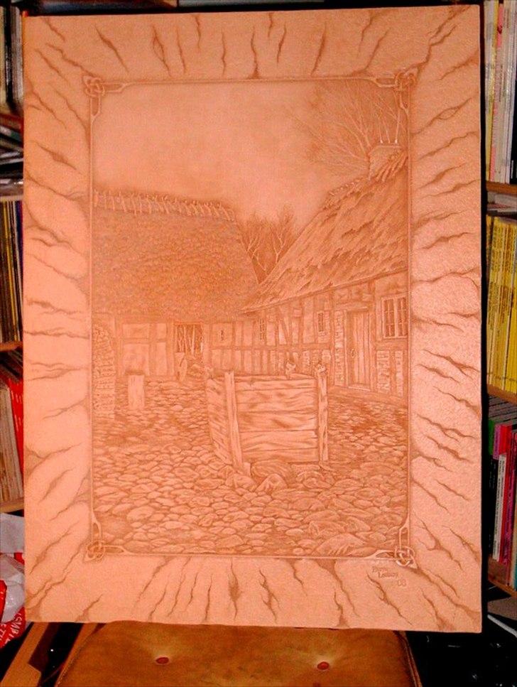 Min anden hobby 3, Læder Billeder - Denne gang var det ikke held og mærkelige forsøg der bestemte det endelige resultat, jeg viste hvad der skulle til, og hvordan jeg skulle gøre.
Det var bestemt ikke noget jeg viste først gang ;-)

Selve billedet er punslet i 6mm læder for at give en god dybde i punslingen så det hele bliver mere i 3D.
Rammen er punslet så det kunne mine om meget gammelt revnet og mørnet læder, måske et lidt mærkeligt valg på et nyt læderarbejde ;-)
 billede 41