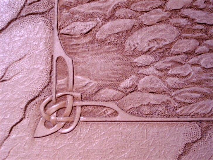 Min anden hobby 3, Læder Billeder - På dette nærbillede, kan man se at jeg er blevet noget bedre til det med ”Brosten” siden mit første store billede ”Den gamle by i Århus”.

Også en del af rammen kan man se her, og den overflade som ligner små korte strå der er strøet ud over rammen, det er lavet med en af de hjemme fusk baggrunds punsler jeg har været gladest for.
 billede 42