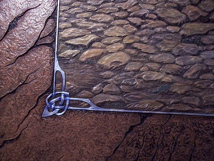 Min anden hobby 3, Læder Billeder - Her er der lagt farve på.
Jeg benytter meget den teknik som mange modelbygger bruger, med at lægge tynde lag af fortyndet farver på, så riller og fordybninger bliver fremhævet.
Knude værket blev farvet med sølv farve, med skygger af blåt så det for en lidt kold sølv farve.
 billede 43