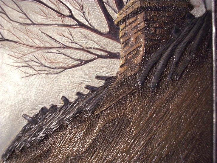 Min anden hobby 3, Læder Billeder - På dette nærbillede er det nemt at se stråene i tagbelægningen og de lidt nedslidte mursten i skorstenen.
Det er også nogen af de detaljer som jeg selv syndes jeg fik godt frem her.

Konkurrencen gik rigtigt godt for mit vedkommende, jeg fik en ”Award of Exellence” på tværs af de fem klasser man kunne deltage i.
Desværre er det ikke et officielt verdens mesterskab, så jeg har ikke kunne kalde mig verdens bedste.
Men det er så tæt på man kan komme inden for dette fag, så jeg er sku´ meget godt tilfreds ;-)

Mvh Sauron.
 billede 48