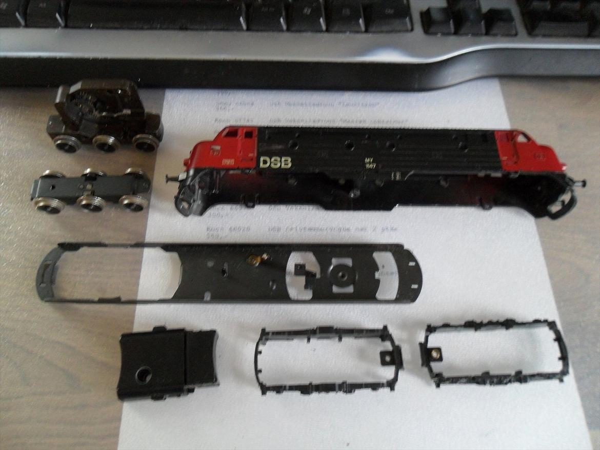Gammel Marklin My 1147 får nyt liv  - Adskilt inden forsendelse til www.EMP-Model.dk
Det er Erling som skal står for Omlakering af lokomativet, Påsætning af Plove og Rangerplatforme samt lysskifte - Digitaliseringen kommer jeg selv til at stå for billede 7